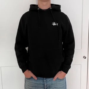 Stussy hoodie - Säljer denna stussy hoodien som inte används längre då den är för liten. Jag är 183 och bär S på bilden. Den är använd men i väldigt bra skick! Inga hål eller slitningar! Nypris 1700 kr 😁