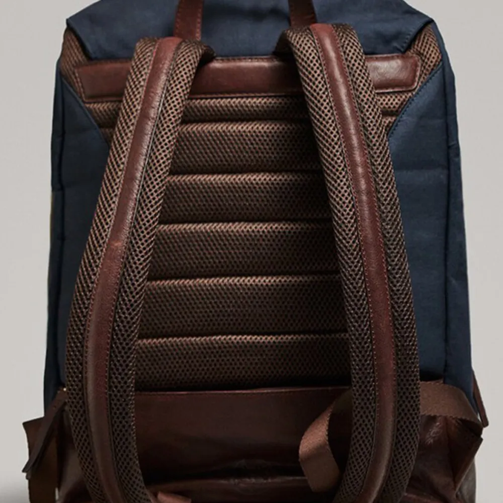 Helt ny och oanvänd ryggsäck från Massimo Dutti. . Väskor.