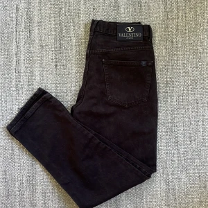 Valentino jeans  - Tja Säljer dessa sjukt snygga Valentino jeansen i stl 32. Jag är 1,75 och jeansen sitter perfekt. Skicket är 8/10 finns en defekt men inget som syns. Kom privat för fler bilder eller frågor. Allt gott, MVH Simon 