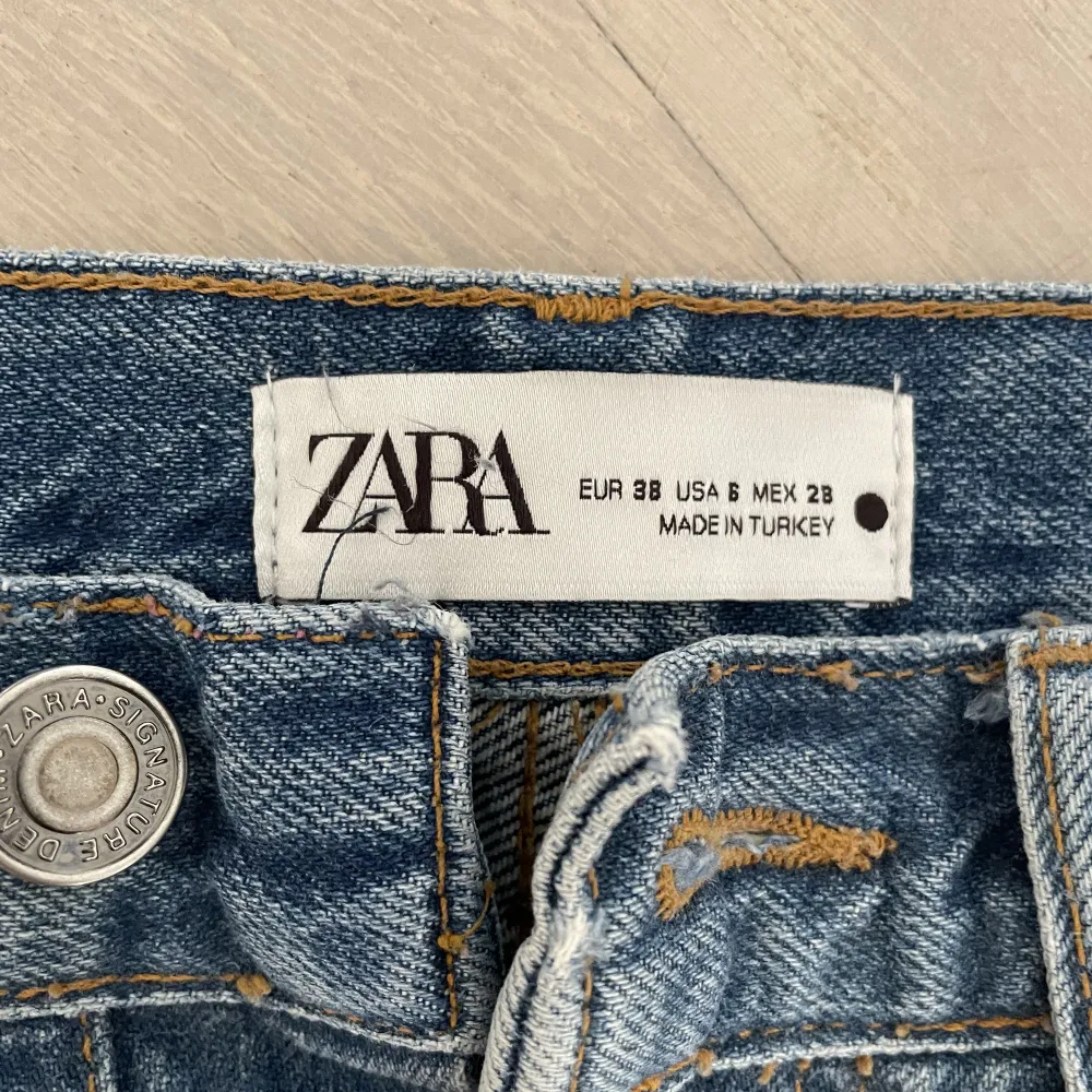 Slitna lågmidjade jeansshorts från Zara i storlek 38. Använda ett fåtal gånger, mycket bra skick. . Shorts.