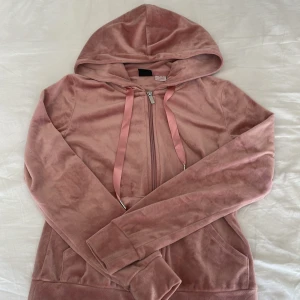 Zip up hoodie  - Zip up hoodie från ginatricot i fint skick