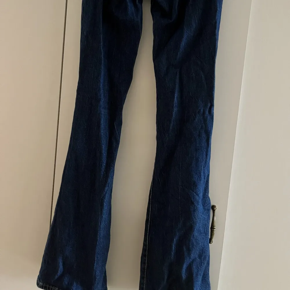 Mörkblåa bootcut jeans med synliga framfickor.  Storlek 32 (passar 34) Från mango . Jeans & Byxor.
