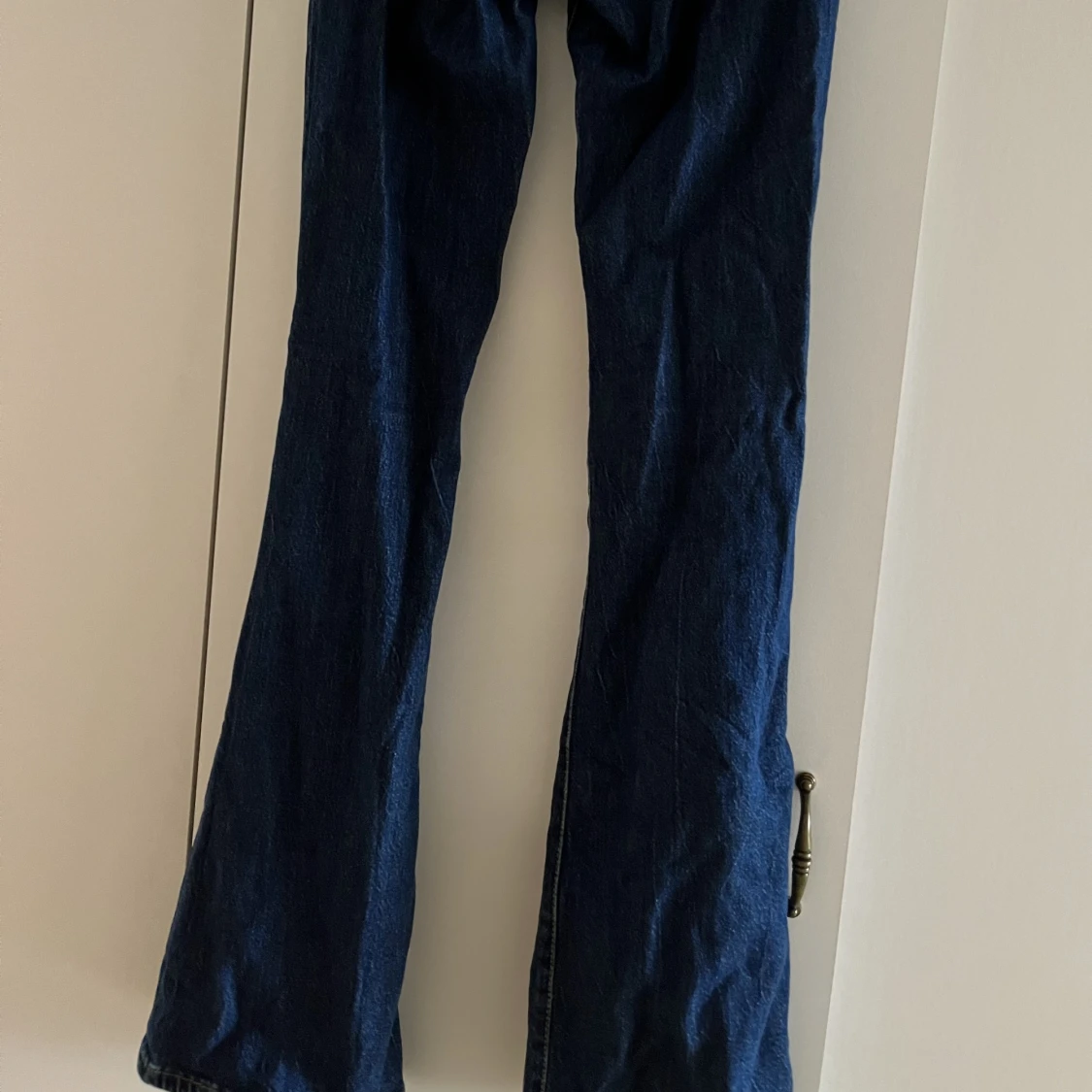 Blåa bootcutjeans med fickor - 90