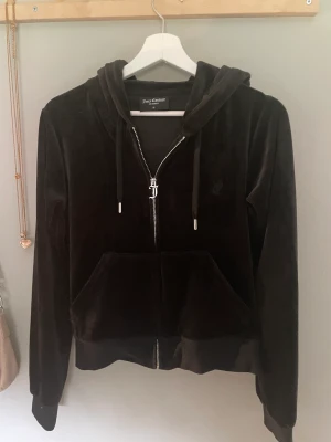Juicy Couturetröja i svart - Använde en gång så i jätte fint skick. Köpt på Raglady. 
