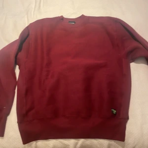 SWEATSHIRT - Helt ny vinröd Collegesweatshirt har aldrig använts Nypris 1000kr