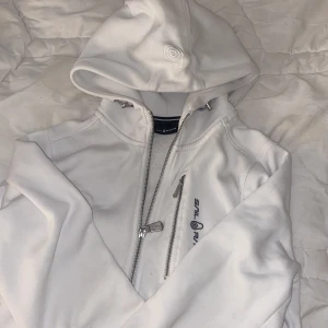 Sail Racing zip hoodie  - Säljer nu min sail racing zip hoodie  som ny, str 160 dvs någon som bär S ungefär. Org pris 1500kr