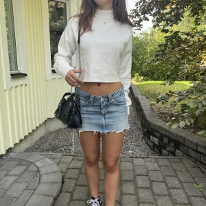 Söt tröja från Bershka - Säljer denna tröja från bershka då den inte kommer till användning längre. Den har endast används två gånger och är så gott som ny💞