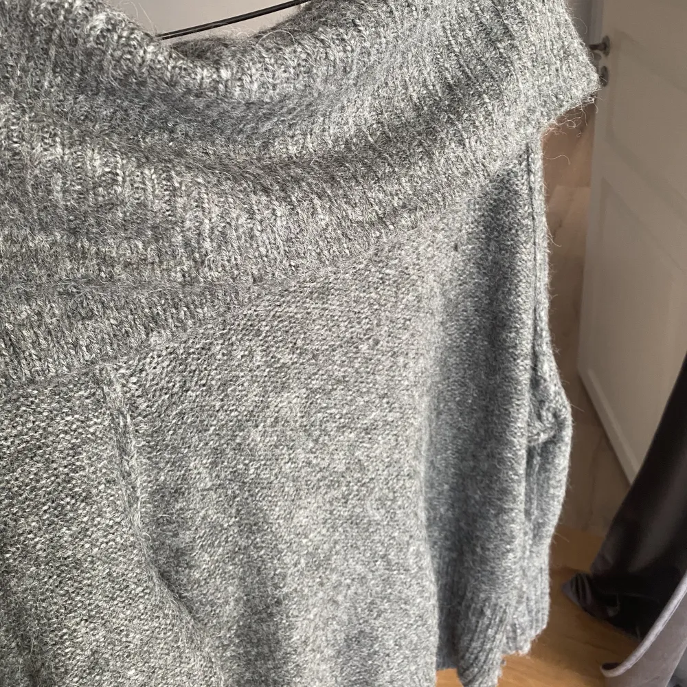 En slutsåld off shoulder tröja från hm som jag säljer eft. Inte min stil längre. Den är i storlek s men passar även M, L! Skriv för fler bilder på!☺️. Stickat.