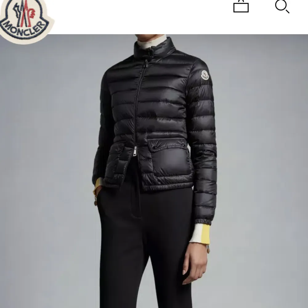 Säljer nu min moncler jacka då den är för liten för mig. Köpt på Moncler i Stockholm. Jackan kostar nu 10 620kr på Monclers hemsida. Använd men i bra skick inga skador eller defekter. Färg Night Blue. Skriv för frågor eller fler bilder.. Jackor.