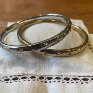 Armband - Säljer dessa armband så de är för små för mig. Superfina men några kristaller har låsbar men det är inget som märks. 25 kr styck. BARA GULD FINNS KVAR