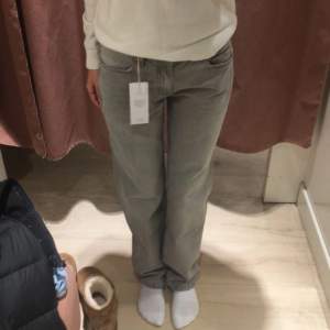 Säljer dessa sjukt snygga Gina jeans då de är för små. De passar mig i längden då jag är 170-171 💓bra skick, knappt använda 