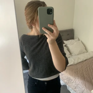 Stickad t-shirt - En så fin mörk grå stickad t-shirt liknar soft Goat tröjorna   Köp  för några månader sen men nästan aldig använd💘