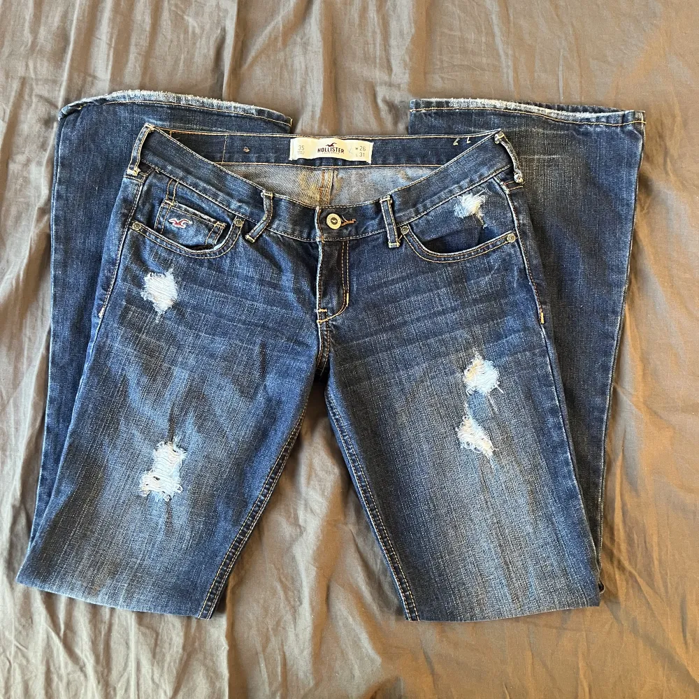 Supersnygga lågmidjade jeans som är lite slitna, midjemåttet är ca 84cm och innerbenslöngden är ca 80cm. Använd gärna köp nu🫶🏻 (första bilden är lånad). Jeans & Byxor.