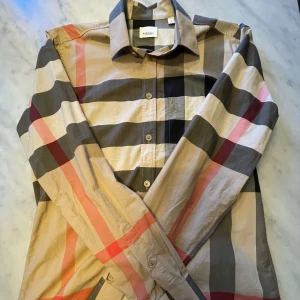 Burberry - Tja, säljer min skit feta Skjorta från burberry. Jätte fint skick använd typ 2 gånger. Såklart äkta, hör av er vid frågor och funderingar 