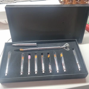 Penselkit  - Det ultimata penselkitet till naglar du kan hitta, här har du olika penslar för olika ändamål och allt samlat på ett ställe. Smidigt att förvara och penseln ser ut som en penna, med avtagbart lock som du kan sätta på vilket penselhuvud du vill.  