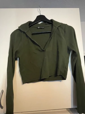 Magtröja Zara - Skogsgränsen långärmad magtröja från Zara. Säljer då jag tröttnat lite på den. Mjukt och skönt material och i bra skick. Säljer för 80kr+frakt✨