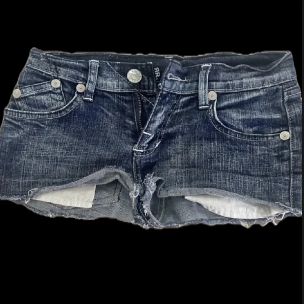 Victoria Beckham jeansshorts med röda och vita rhinestones🤍(Köparen står för frakten). Shorts.