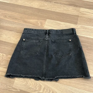 Mango kjol - Fint skick, jeans material, svart 