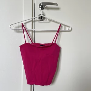 Linne - Rosa linne i Strl Xs från ginatricot.  Extra tyg inuti, (se bild 2)  Inga synliga tecken på användning. 