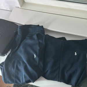 Polo tech - En riktigt skön marinblå polo Ralph lauren tech. Köpt på Nk i Göteborg för cirka 3600 kr för både delarna. Storlek L-Xl. Använd kanske 3-4 gånger. Säljer för att den inte kom till användning  