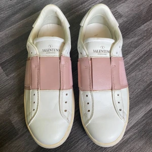 Rosa Valentino slip ons  - Rosa valentino skor. Knappt använda - vill har allt såld så kom med egna pris förslag 