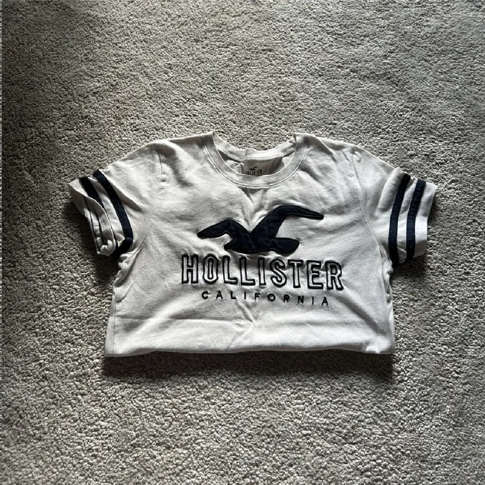 Äkta Hollister t-shirt i storlek s. 🙌🏼💕 i fint skick. använd gärna ”köp nu” 💕🙌🏼🌸✨. T-shirts.