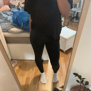 Tränings tights - Träningstights från newbody med militär mönster och fickor(se sista bilden) inga defekter💗