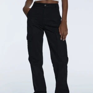 Svarta cargo pants - Jätte snygga cargo byxor som inte kommer till användning mer pga jag har växt ifrån dom. Bara använt ett par fåtal gånger och är i toppen skick! 
