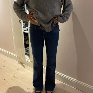 Lågmidjade jeans från &denim - Jag säljer mina mörkblåa  jeans från &denim. De är Lågmidjade 🤩