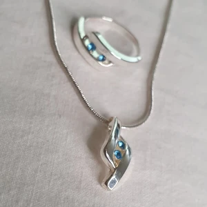 Smycken - Enkelt set med ring och halsband.