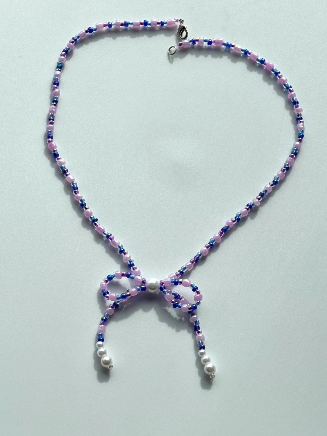 Rosett pärlhalsband i lila, rosa och blått - 90