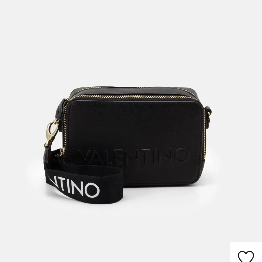 Valentino väska från zalando, köpt för cirka 1000 kr och säljs för 200kr. Har inte längre kommit till användning! Inga skador.. Väskor.