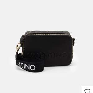 Valentino väska från zalando, köpt för cirka 1000 kr och säljs för 200kr. Har inte längre kommit till användning! Inga skador.