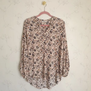 Beige blommig skjorta - 🥐FÖRST TILL KVARN!🥐 Preppy blommig skjorta från ellos. Skön och luftig men använder inte den så mycket då jag har många skjortor. Kort i fram och lite längre i bak ger en fin cottagecore/academia vibes.