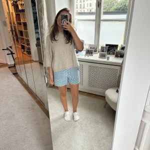 Blå shorts  - Säljer så söta shorts från zara som ör högmidjade med så fint mönster💗🌟