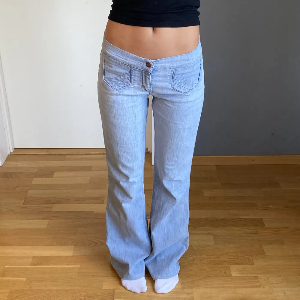 Lågmidjade wrangler jeans i storlek 34, så snygga!! Jag är 165 ✨. Jeans & Byxor.