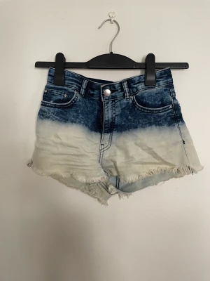 Korta shorts med tie dye  - Somriga shorts! 