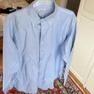 En oversized oanvänd blå skjorta!👔 Färgen återspeglas bäst i första bilden, den är ljusblå i superskönt tyg🤩  Strl Large, men oversized!✨  Aldrig använd🫶🏼 Pris kan diskuteras