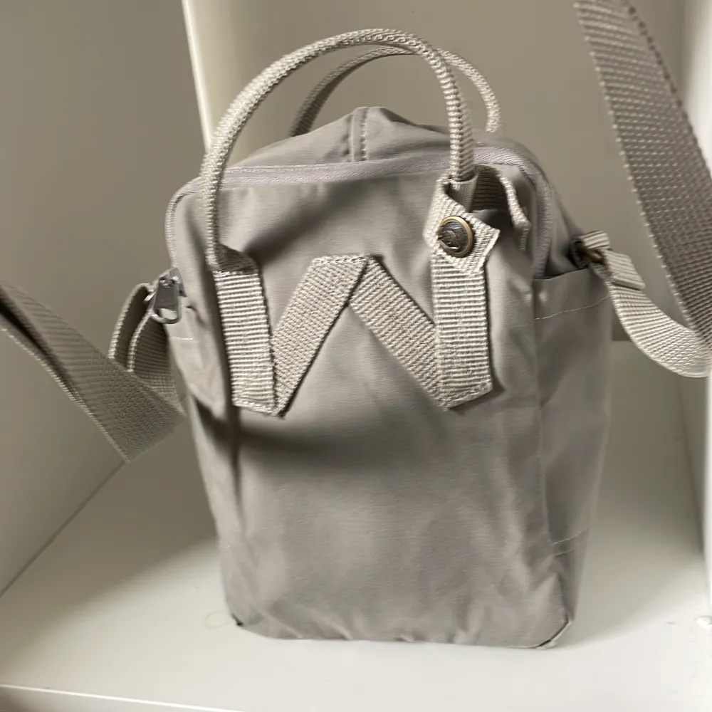 Här är min fjällräven väska i den lilla modellen, funkar som liten axelväska och går att göra som en liten ryggsäck om man är kreativ! Köptes för ca 700kr säljer för 350kr!💕. Väskor.