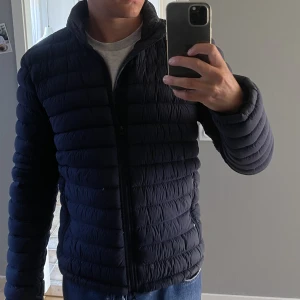 J. Lindeberg dunjacka - Säljer en J. Lindeberg dunjacka i storlek M. Nypris 3.000kr. Kvaliteten är god, några få pyttesmå rispor.