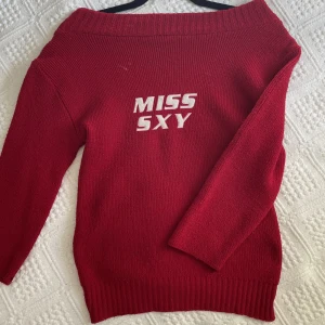 ”Miss sxy” tröja  - En 00s tröja som är stickad och har trycket MISS SXY 🌹 Ärmarna är mer trekvart än hellånga men om man använder tröjan som off-shoulder får ärmarna fulllängd.