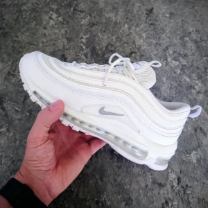 Nike Air Max 97 - Strl 42 - Nike Air Max 97 i vit färg.  Använda några gånger. Mycket bra skick.   Storlek 42, US 8.5.