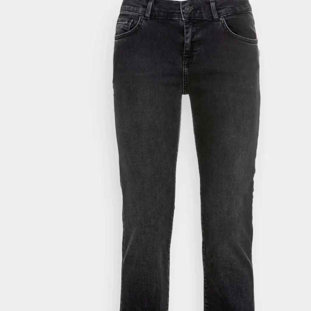 Supersnygga svarta low waist bootcut ltb jeans! Säljer mina svarta ltb jeans i modellen fallon då dom tyvärr inte passar mig! Dom har tappat ett bält hål därav priset. Klicka gärna på köp nu! (Kan sänka priset till 350 vid snabb afär). Jeans & Byxor.