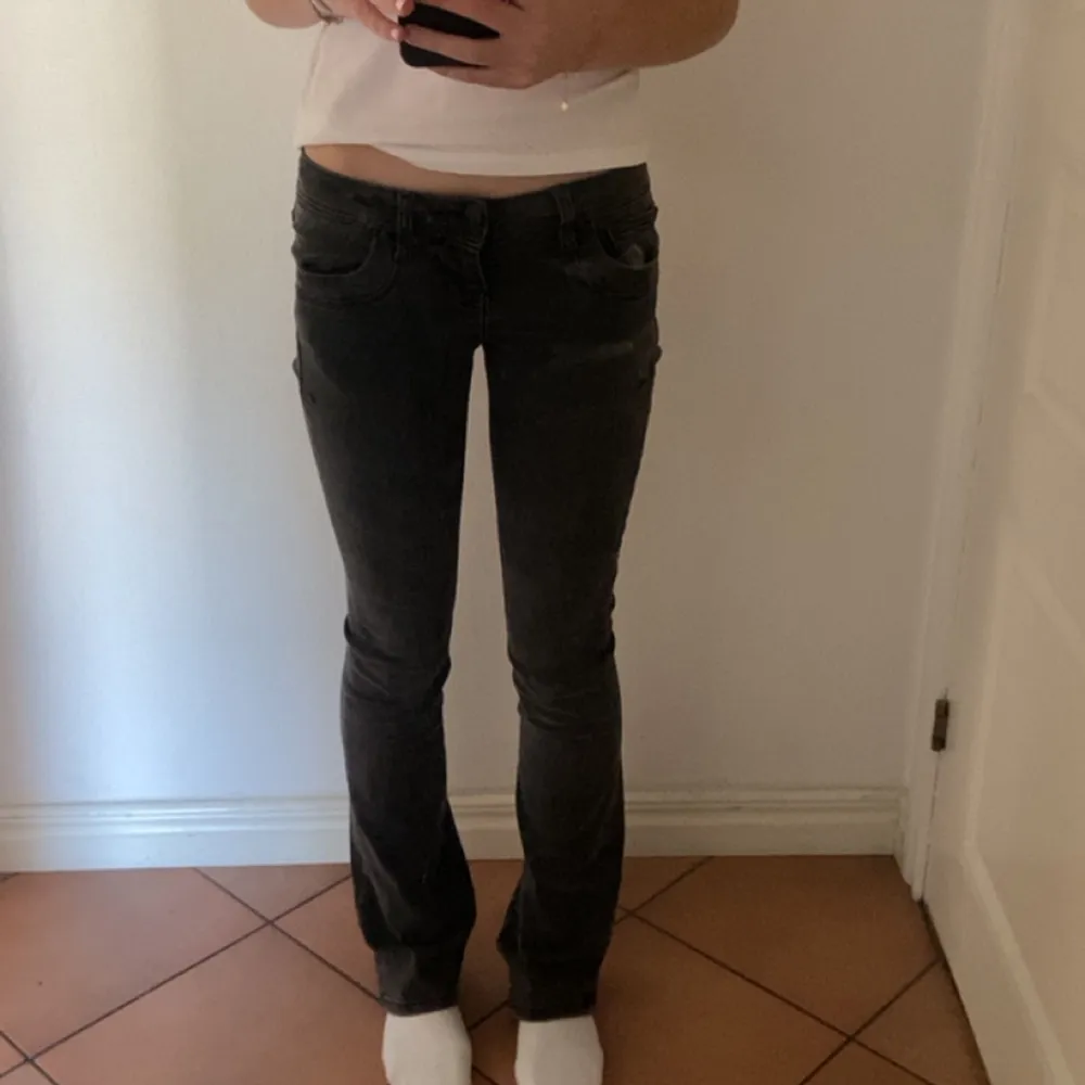 Säljer dessa mörkgrå Ltb jeans i modellen ”Valerie Enera Wash”. Endast testade och prislappen är kvar! Skriv om du har några funderingar eller frågor💕💕. Jeans & Byxor.