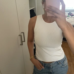 Vitt linne/topp - Vit topp i mjukt material. Endast använd 1-2 gånger. 