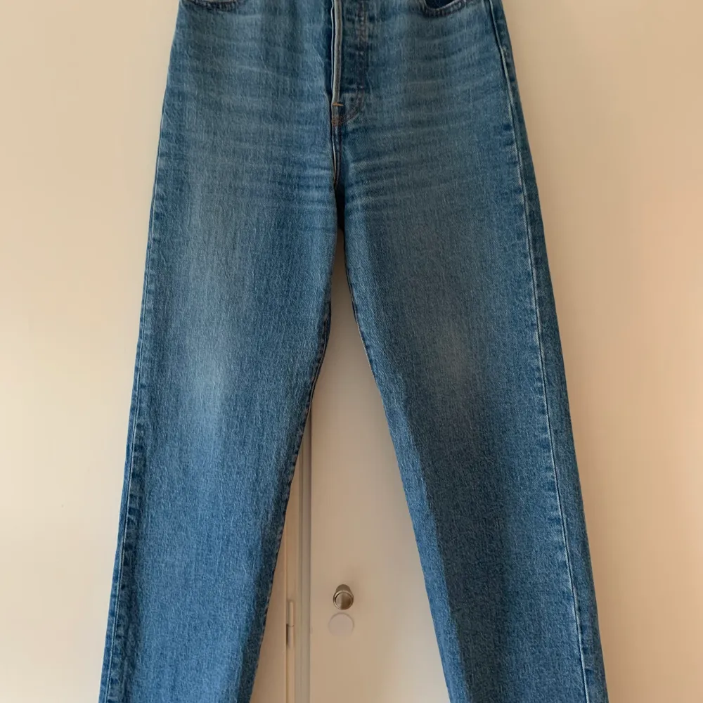 Levi’s jeans i modellen ribcage, färgen är denimblå! Använt dessa endast ett fåtal gånger och nu är de dessvärre för små för mig. I väldigt bra skick. På mig som är 157 sitter dessa så att de lägger sig ”på” skorna, alltså lite längre.. Jeans & Byxor.