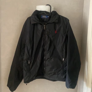 Ralph Lauren jacka - Säljer en svart Ralph Lauren jacka, storlek M, pris kan diskuteras privat