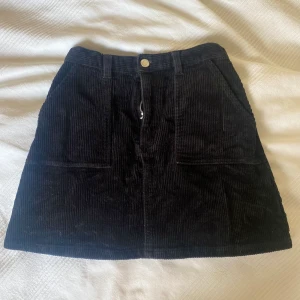 Manchester kjol - Säljer denna fina Manchester jeanskjol från monki🫶