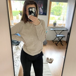 Stickad tröja - Fin beige stickad tröja. Vet ej vart den är ifrån.