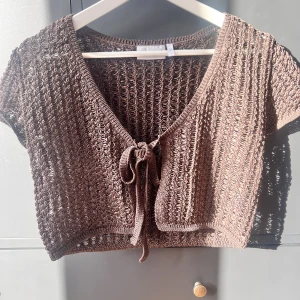 Kofta - Sjukt snygg kortare kofta som är perfekt över ett linne eller T-shirt och funkar lika bra till fest som vardags!❤️‍🔥